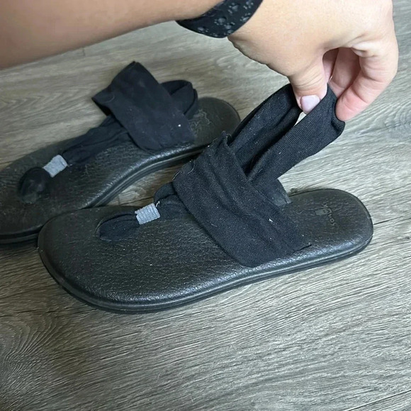 Sanuk Black Sandals Size 8 - Picture 2 of 5